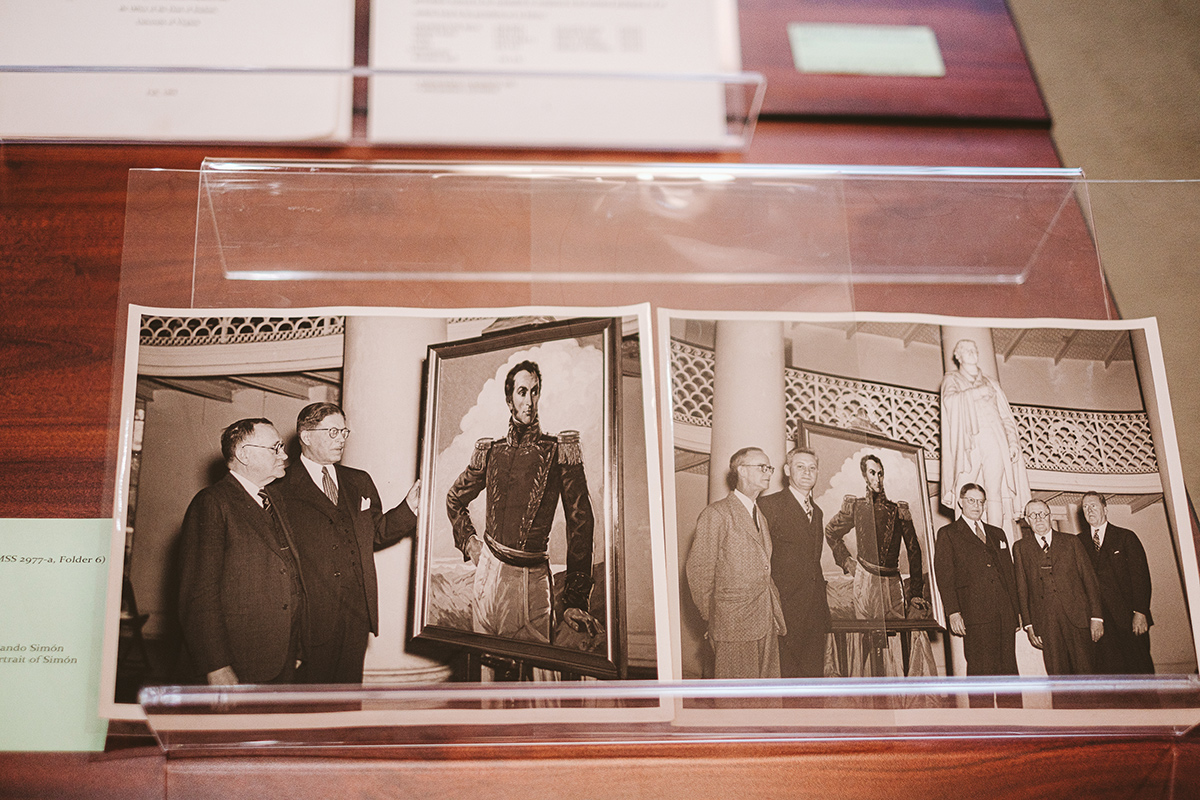 Photo of the dedication a portrait of Simón Bolívar at UVA in 1944.